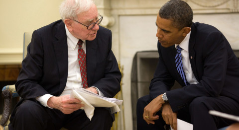 Barack Obama und Warren Buffett sitzen auf schwarzen Ledersesseln und unterhalten sich