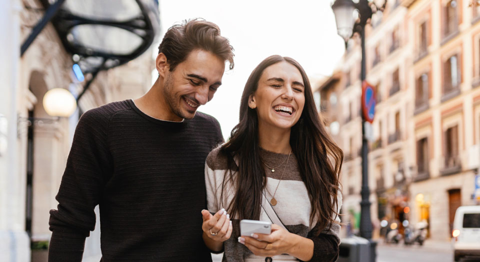  Pärchen schlendert untergehakt in einer Strasse
