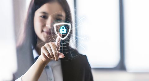 Frau mit langen braunen Haaren tippt auf Scheibe