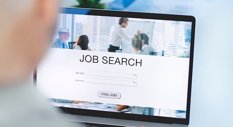 Blick auf Laptop auf dem Job Search steht