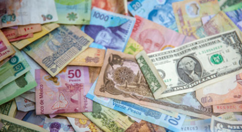 Viele bunte Geldscheine verschiedener Währungen