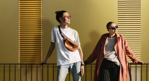 Ein Mann und eine Frau stehen vor einer goldenen Wand