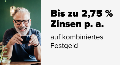 Mann mit weißen Haaren und schwarzer Brille lächelt in die Kamera und hält Tasse in der Hand