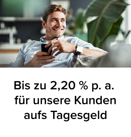 Braunhaariger Mann im Hemd mit Schriftzug Festgeld mit bis zu 2,2 % Zinsen p. a.