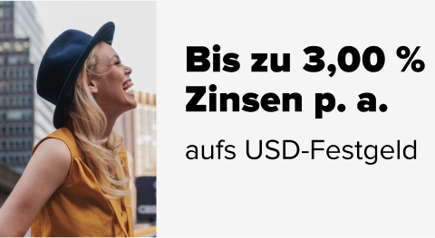 Frau mit Hut in gelbem Oberteil lacht in die Ferne