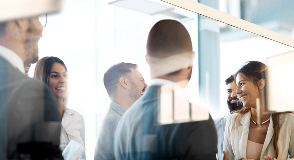 Eine Gruppe von Menschen unterhält sich im Büro