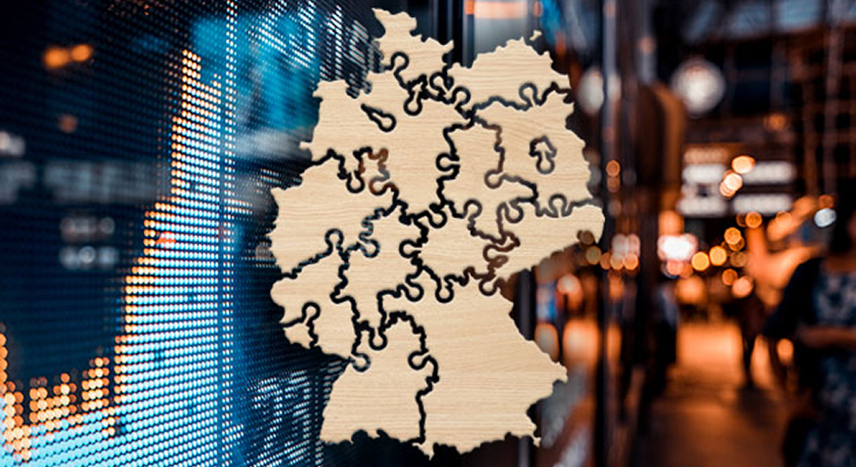 Grundriss von Deutschland vor einer Stadt am Abend