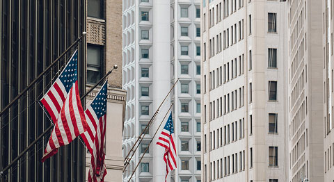 USA-Flaggen hängen an einem Gebäude
