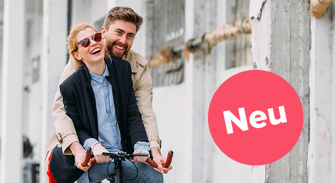 Mann und Frau fahren gemeinsam auf einem Fahrrad und lachen,  daneben roter Kreis mit dem Text "Neu"