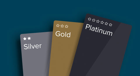 Drei Kacheln auf dunkelblauem Hintergrund zu den Statusstufen des Preismodells