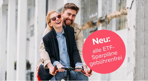 Frau mit Sonnenbrille und Mann fahren zusammen auf dem Fahrrad und lachen