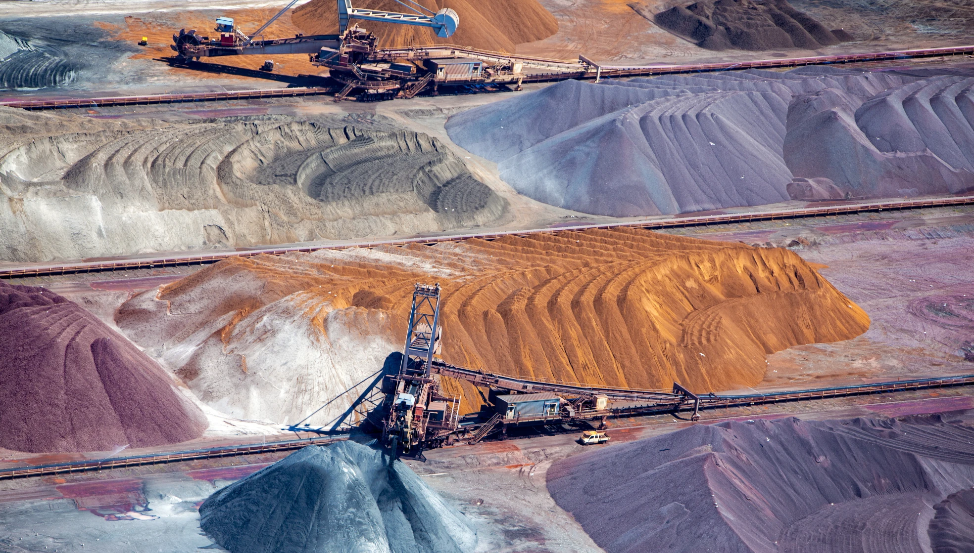 Abbaugebiet für strategische Metalle und seltene Erden mit Förderanlagen.