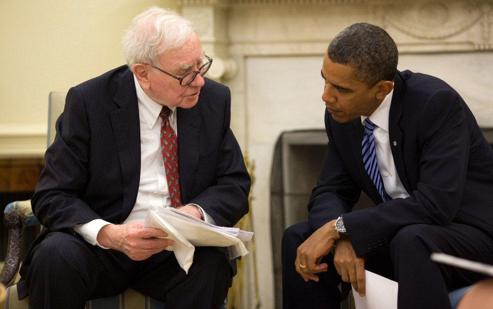 Warren Buffet und Barack Obama haben Anzüge an und unterhalten sich 