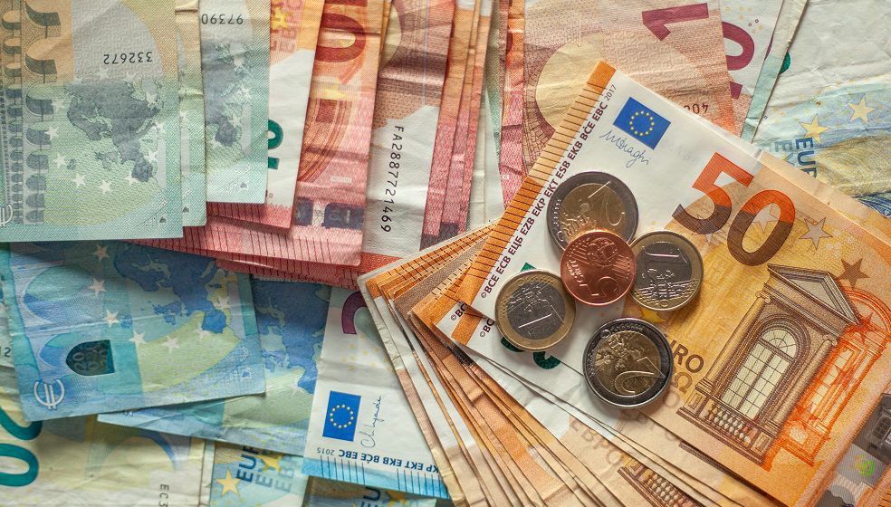 Das Bild zeigt eine größere Menge verschiedener Euro-Banknoten (5, 10, 20, 50 und 100 Euro) und einige Euro-Münzen, die auf den Scheinen liegen. Es ist kein Diagramm abgebildet, sondern Bargeld in Form von Scheinen und Münzen.
