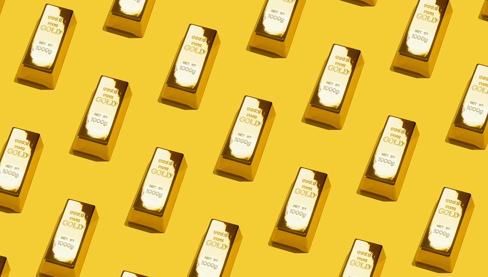 Das Bild zeigt zahlreiche glänzende Goldbarren, die gleichmäßig und schräg versetzt auf gelbem Hintergrund angeordnet sind. Auf jedem Barren steht „999.9 FINE GOLD, NET WT 1000g“. Es handelt sich nicht um ein Diagramm mit Daten, sondern um eine dekorative Darstellung von Goldbarren.