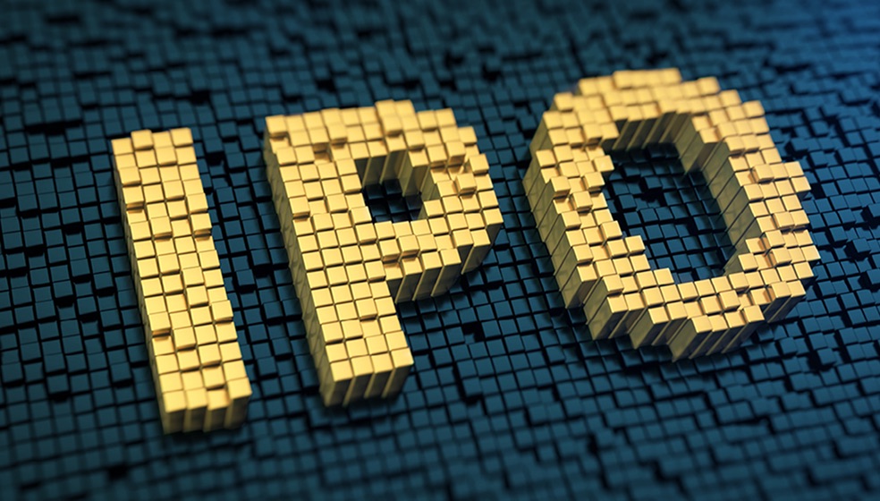 Blick von oben auf die Schrift IPO die aus vielen 3D-artig aufgestellten rechteckigen, goldenen Blöcken gebildet wird. Der Hintergrund ist dunkelblau und besteht ebenfalls aus rechteckigen Blöcken