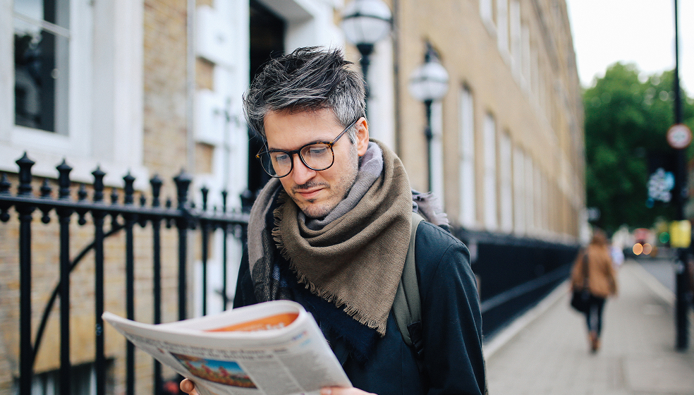 Vor einem modernen runden Glasgebäude, vermutlich dem Europäischen Parlament, sind mehrere Flaggen auf hohen Fahnenmasten zu sehen. Zu erkennen sind die Fahne der Europäischen Union sowie zahlreiche Nationalflaggen der EU-Mitgliedstaaten. Das Wetter ist klar mit leicht bewölktem Himmel.  Barrierefreie Kurzbeschreibung für Screenreader, nach EU-Richtlinie: Bild: Vor einem modernen Glasgebäude, wahrscheinlich dem Sitz des Europäischen Parlaments, wehen auf mehreren hohen Masten die Flagge der Europäischen Union sowie zahlreiche EU-Mitgliedstaatenflaggen.