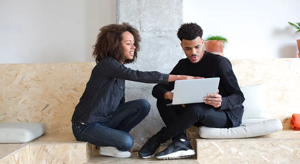 Mann und Frau arbeiten gemeinsam an einem Laptop