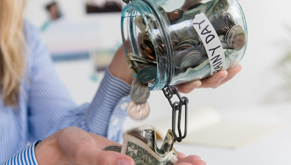 Nahaufnahme einer Spardose, die ausgeschüttet wird