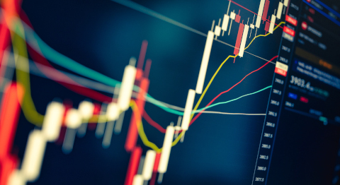 Farbige Graphen zeigen den Verlauf von Aktien.