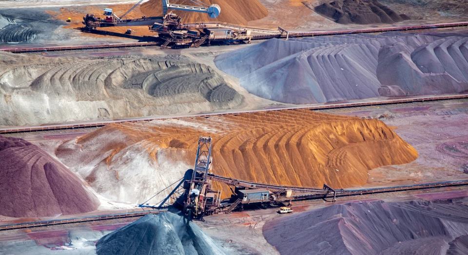 Abbaugebiet für strategische Metalle und seltene Erden mit Förderanlagen.