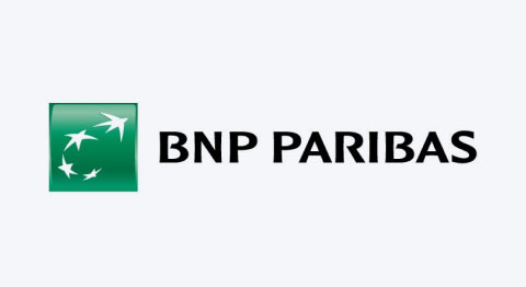 Grünes Logo BNP Paribas mit schwarzem Schriftzug auf hellgrauem Hintergrund