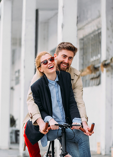 Lächelndes Paar auf Rennrad
