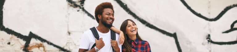 Ein Mann und eine Frau beobachten lächelnd eine Szene