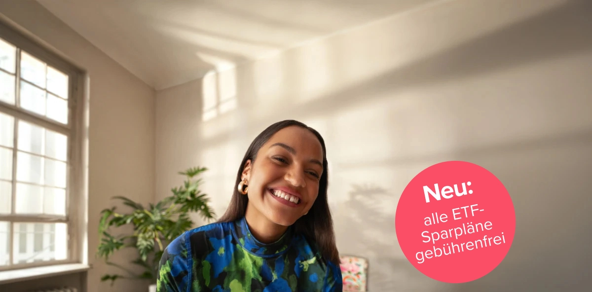 Lachende Frau in buntem Oberteil mit Zahnlücke und daneben ein runder korallfarbener Kreis mit weißer Schrift Neu: alle ETF-Sparpläne gebührenfrei