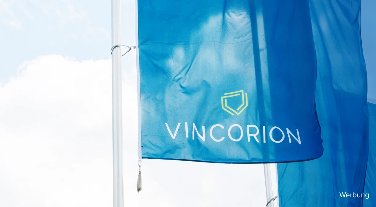 Blaue Fahne mit dem VINCORION-Logo weht im Wind.