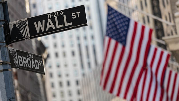 USA Straßenschilder Wall Street und Broad Street mit USA-Flagge
