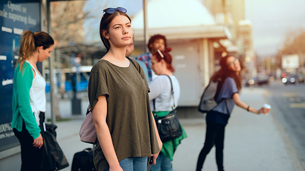 &Auml;lterer Mann sitzt mit Smartphone in der Hand auf seinem Schreibtisch