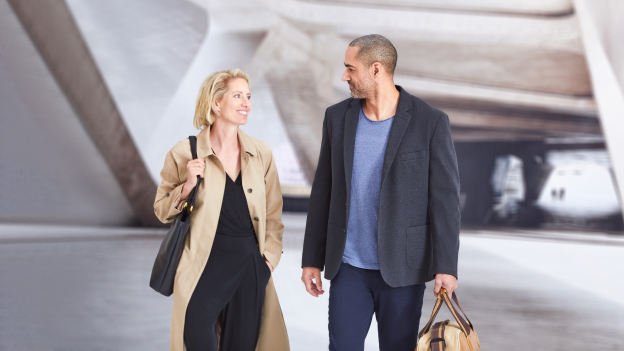 Frau und Mann mit Reisetasche