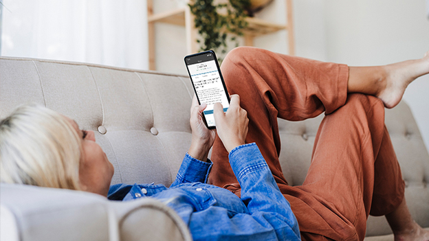 Frau auf dem Sofa am Smartphone