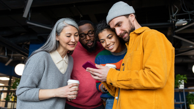 Gruppe von Menschen an einem Smartphone