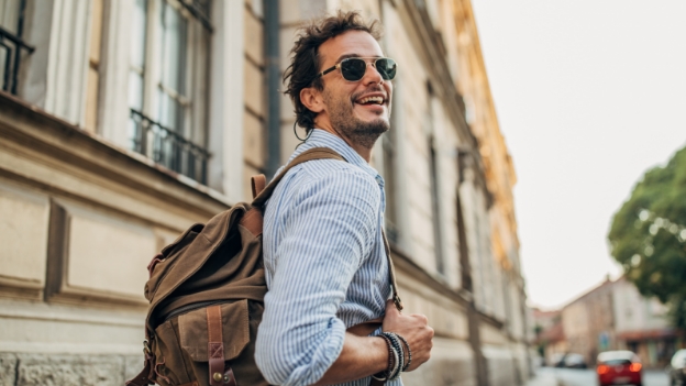 Mann mit Rucksack und Sonnenbrille daußen