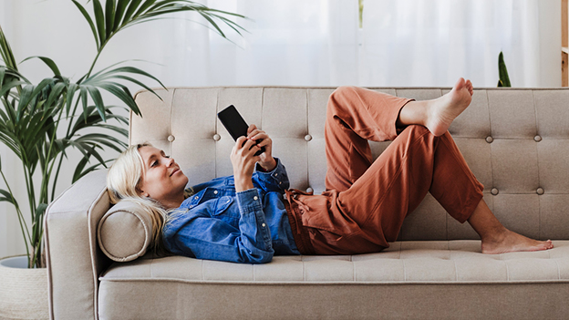 ETF-Sparplan liegende Frau am Handy