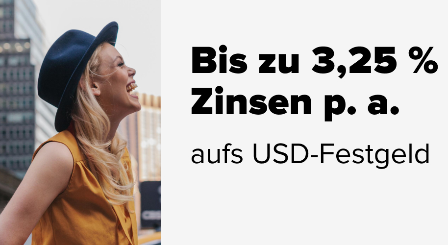 Lachende Frau mit Hut