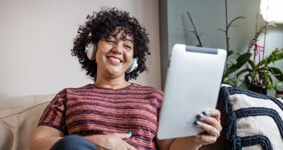 Lachende Frau mit Tablet