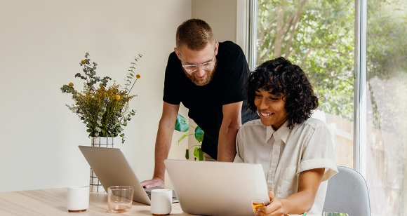 Zwei Personen am Laptop