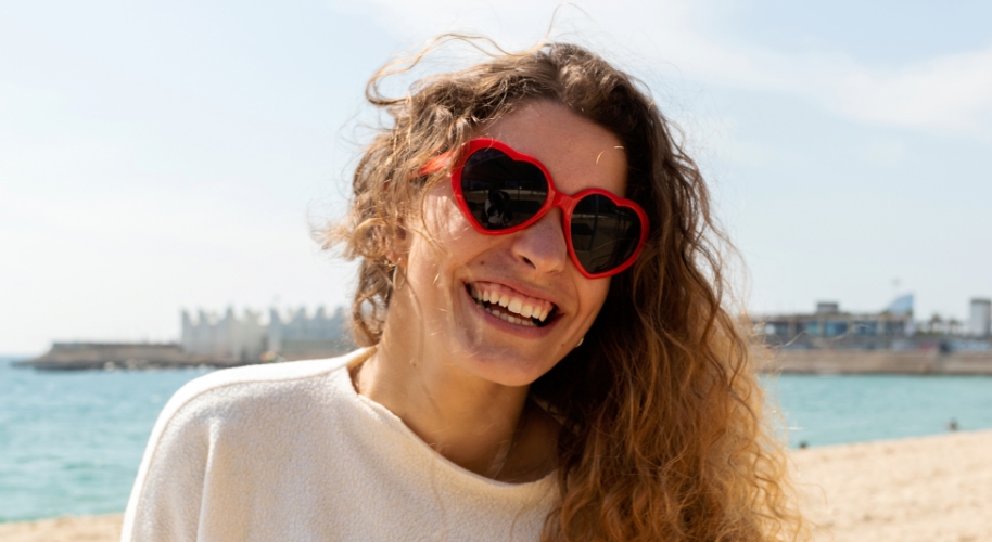 Lachende Frau mit Sonnenbrille
