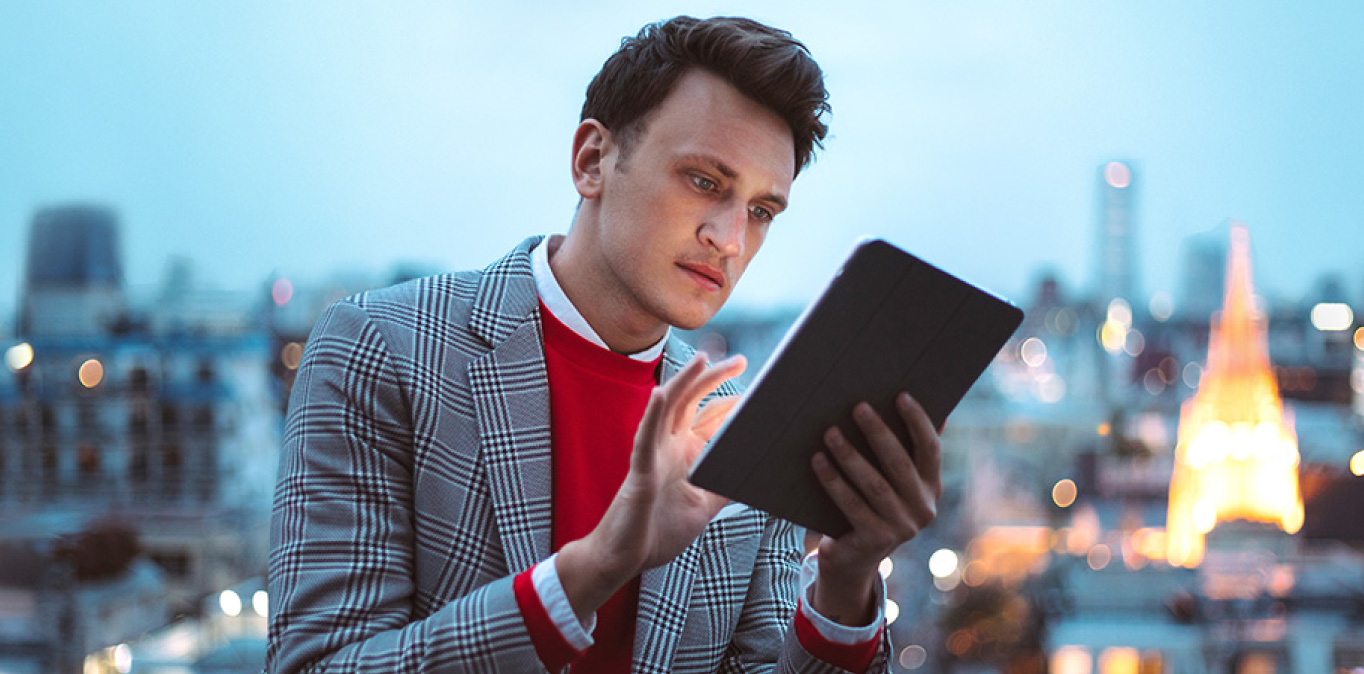Mann mit Tablet