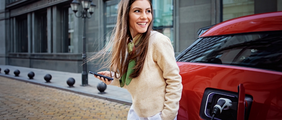 Frau mit Elektroauto