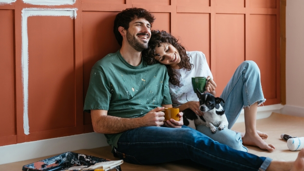 Junges Paar mit Hund modernisiert Wohnraum