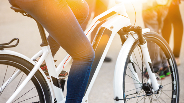 Nahaufnahme von einem Fahrrad bei Sonnenuntergang