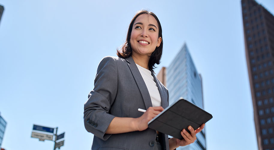 Frau mit Tablet in der Hand