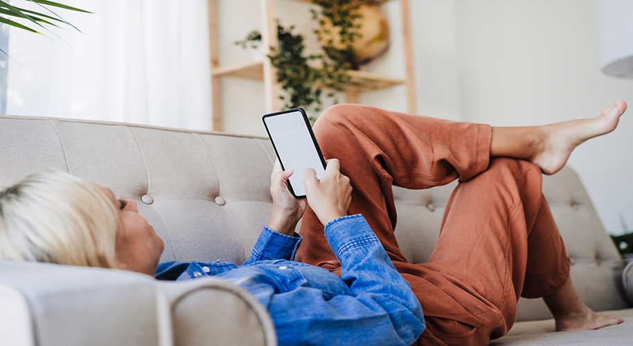 Frau mit Tablet auf dem Sofa
