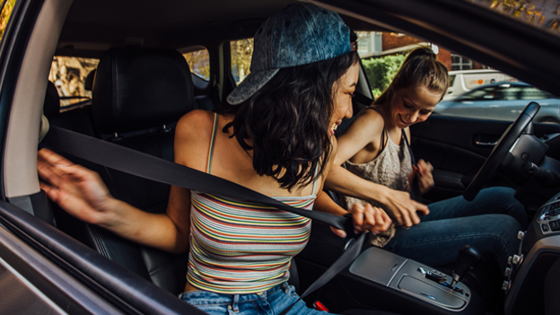 zwei Frauen beim Angurten im Auto