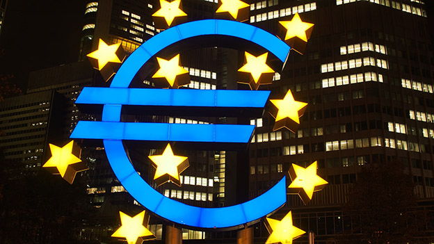 Euro-Zeichen vor der EZB-Zentrale in Frankfurt