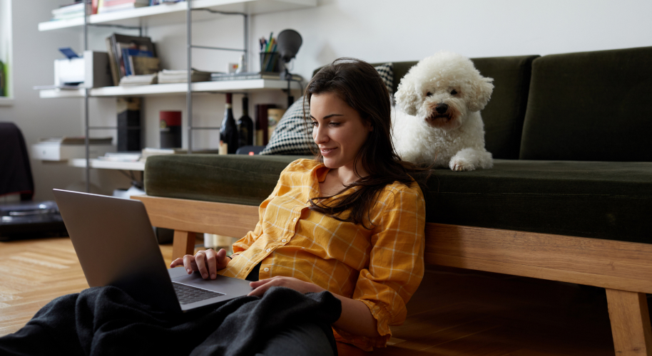 Frau mit Hund am Laptop